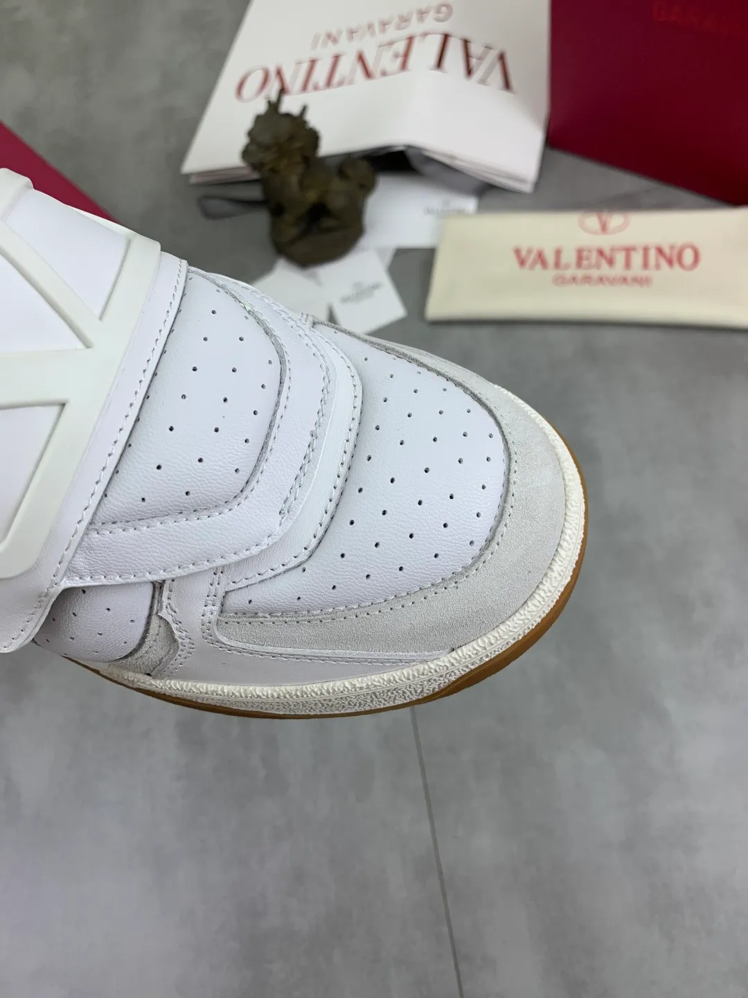 Men's men's shoes 💰P640 new style latest Valentino Valentino V family new casual young fashion trend sports shoes full of vitality, no age limit, very light and comfortable on the foot, packaging, original purchase and development, production, various color combinations are eye-catching, activate the charming sunny boy, the shoe design combines coolness with daily style, full of street feeling, multi-color options!   Fabric: original material splicing/first-layer cowhide Lining: imported cowhide/original logo sweat-absorbent and breathable foot pad Outsole: TPU foam lightweight material outsole Brand injection insole Code number: 38-46 Full set of packaging Color: 3️⃣ colors available